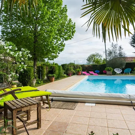 בית נופש Beautiful With Courtyard