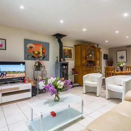 Beautiful With Courtyard בית נופש