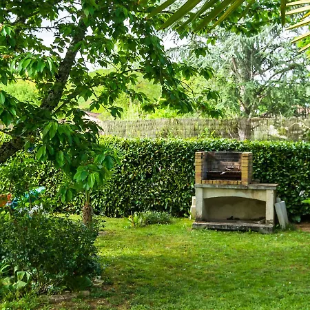 בית נופש Beautiful With Courtyard Calamane